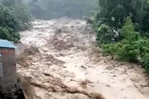 Mưa lũ làm 1 trưởng bản tử vong, sạt lở nhiều tuyến quốc lộ