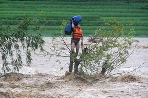'Nếu chọn lại, tôi vẫn cứu ông Chon đang kiệt sức trong lũ'