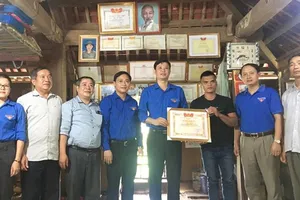 Tặng bằng khen cho 'người hùng' cứu người trong lũ ở Thanh Hóa