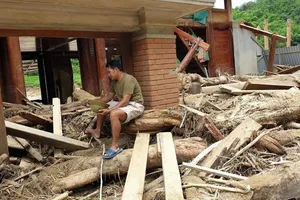 Lũ rút ở Sa Ná, gỗ tràn lan khắp bản
