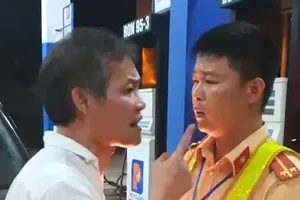 1 tài xế lái xe biển xanh tát, cự cãi với cảnh sát giao thông