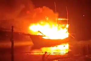 Tàu cá neo đậu phát nổ, 8 người thương vong, mất tích