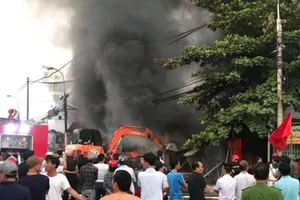 Cháy chợ Còng ở Thanh Hóa, hàng trăm ki ốt bị thiêu rụi