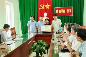 Cụ bà Đỗ Thị Mơ nhận Bằng khen của Chủ tịch UBND tỉnh Thanh Hóa. Ảnh: BTH