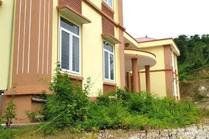 Công sở 6 tỉ đồng bỏ hoang vì không có điện