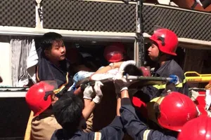 Hàng chục cảnh sát giải cứu 3 người trên xe khách