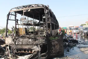 Xe giường nằm bốc cháy khi hành khách đang ngủ trưa