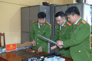 12 người giải quyết mâu thuẫn bằng súng và dao kiếm