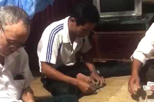 Bí thư, phó chủ tịch xã bị tạm đình chỉ vì đánh bài ở công sở