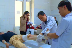 1 CSGT bị thương nặng khi dừng xe vi phạm