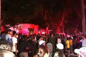 3 cảnh sát nhường mặt nạ cho dân khi lửa bao trùm