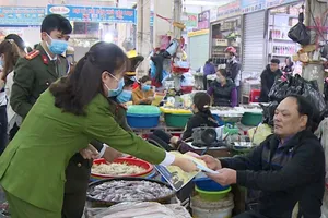 Cảnh sát phát khẩu trang cho dân phòng, chống virus Corona