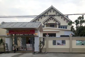 Chủ quán karaoke cầm dao truy sát 3 khách hát