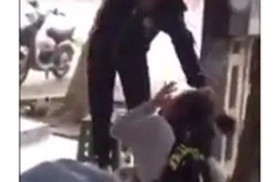 Nữ sinh lớp 10 bị đàn chị đánh tới tấp khi tan học