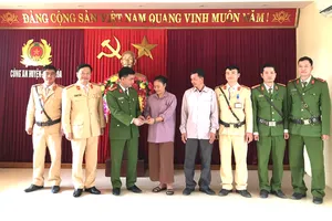 Cảnh sát giao thông trả lại 11 triệu đồng cho người đánh rơi