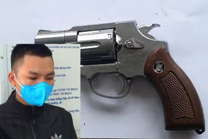 Gặp công an, thanh niên đang cãi nhau vứt súng xuống ruộng