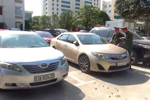 Tạm giữ cả chục ô tô sang nhập lậu vào Việt Nam