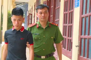 Cảnh sát giải cứu 12 thiếu nữ bị giam lỏng phục vụ quán hát