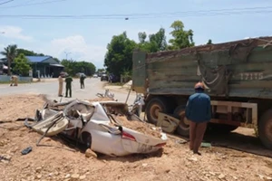 Va chạm xe tải, 3 người trên ô tô tử vong thương tâm