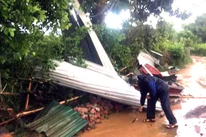 Bé trai 3 tuổi bị tường sập đè tử vong 