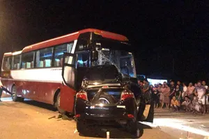 Ô tô 5 chỗ tông trực diện xe khách, 1 người tử vong