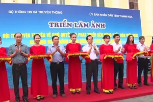 Ngàn người tham gia triển lãm ảnh biển đảo 