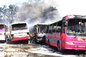 6 ô tô khách bị cháy dữ dội ở Thanh Hóa