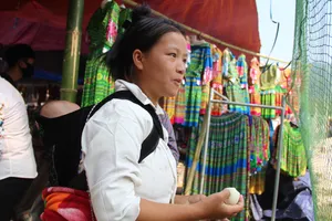 Người Mông ở Mường Lát xuống núi mừng Tết Độc lập