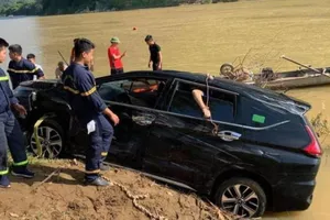 Ô tô 7 chỗ lao xuống sông Mã, 3 người tử vong 
