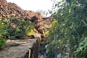 Kênh tưới tiêu của 400 hộ dân bị vùi lấp sau thi công QL15