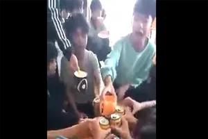 Học sinh uống bia tại nhà riêng của giáo viên chủ nhiệm được đăng tải lên MXH. Ảnh: Cắt ra từ clip