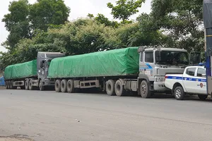 Hai xe tải 18N-6037 và 18R-109.16 bị CSGT chặn lại trước khi chạy qua hầm chui sang TP Tam Điệp. Ảnh: Đ. TRUNG