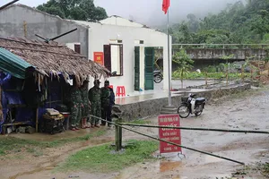 Chốt kiểm dịch COVID-19 biên giới Việt-Lào bị lốc xoáy tàn phá