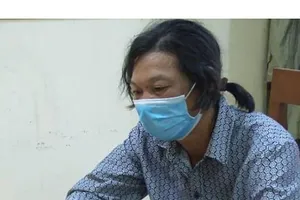 Dùng đinh ba đâm trúng tay phó công an huyện