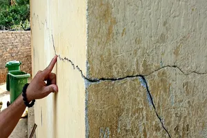 Nhà bán trú, lớp học chờ sập, thầy trò đối mặt với 'tử thần'