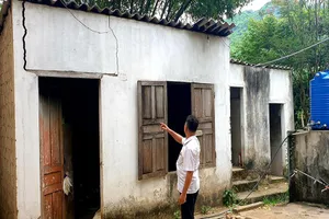 Thầy trò bỏ trường vì sợ sập, 2 cấp học chung khi nhà vệ sinh xuống cấp