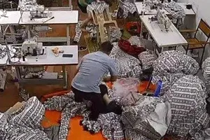 Truy nã kẻ chém vợ 14 nhát dao vì ghen tuông 