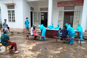 1 nữ giáo viên dương tính với COVID, cả xã cách ly 15 ngày