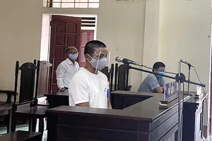 Không giấy tờ, không khai báo y tế, vác cây luồng đánh cả công an 