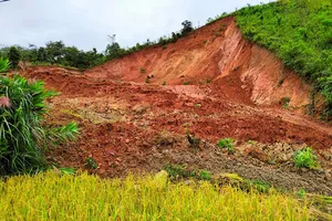 Sạt lở núi, hàng ngàn khối đất đá ập xuống vùi Quốc lộ 15C 