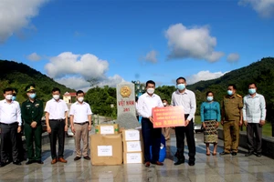 Huyện Mường Lát tặng quà cho 2 huyện nước Lào để phòng chống COVID