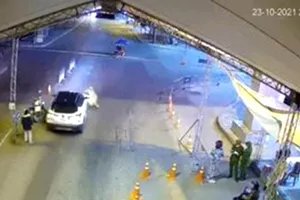 Tông ô tô vào cảnh sát để thông chốt kiểm dịch 