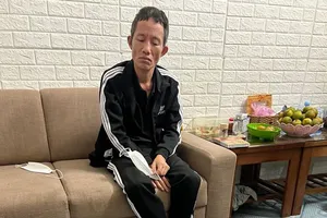 Xây cổng cao, lắp camera chung quanh nhà để mua bán ma túy