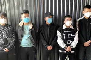 Nhóm 5 người phục trước tiệm cắt tóc để truy sát đối thủ