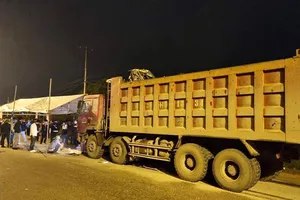 Va chạm với xe tải, 4 người trong 1 gia đình tử vong