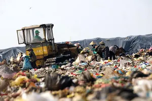 Cận cảnh bãi rác khổng lồ ở Sầm Sơn sẽ được di dời