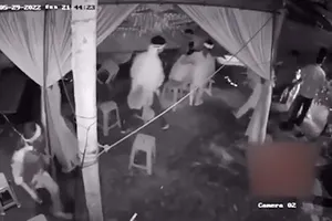 Xe ô tô lao vào rạp tổ chức đám tang, nhiều người bị thương