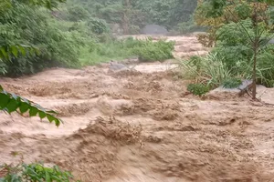 Mưa lũ gây sạt lở nghiêm trọng, Mường Lát sơ tán dân khẩn cấp