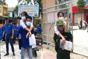 Xúc động hình ảnh bộ đội biên phòng, tình nguyện viên cõng nữ sinh đi thi