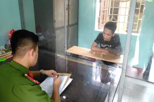 Dọa tung ảnh nóng, ép người yêu viết giấy nợ tiền